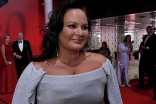 Dokážete se jí dívat do očí? Jitka Čvančarová ve Varech vsadila na štíhlý pas a ňadra dmoucí. Vypadala božsky